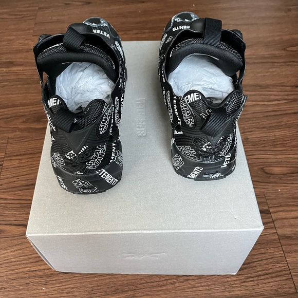 Vetements x Reebok - Picture 3 of 4